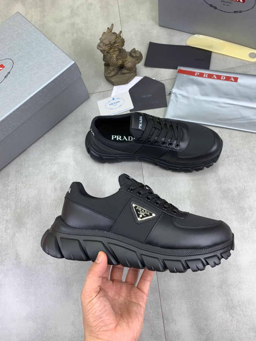 Men's men's shoes 💰P560💰[New style] High version official website popular models are on the market, 🆘 Classic popular models (Prada) are the main popular models, avant-garde and versatile fashion men's shoes private version mold opening, cowhide surface splicing 1:1.. Fashionable and simple, original imported cowhide lining cowhide feet; the atmosphere and personality are more fashionable, eye-catching and pursuing class. It will subvert the old idea and be a must-have for fashion trendsetters with you! Must keep it for yourself! Tall and comfortable, large and low, high-end quality workmanship. Code number: 38-44 (45 46 customized) 4️⃣ colors available.